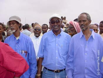 Dhaqaatiirta Gobolka iyo Gudoomiyii gobolka oo wada taagan