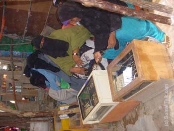 gabdhaha iibiya Dahabka oo la fadhya Banaanka