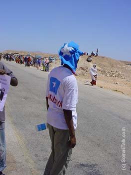 Arday taagan Wadada oo xiran CAlankii Madaxana ku xirtay (Photo By Cabdifataax Jaamac Mire)