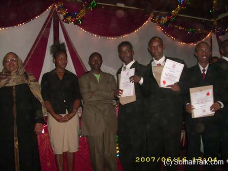 maamulka shahadaa bixiyay iyo ardaydii